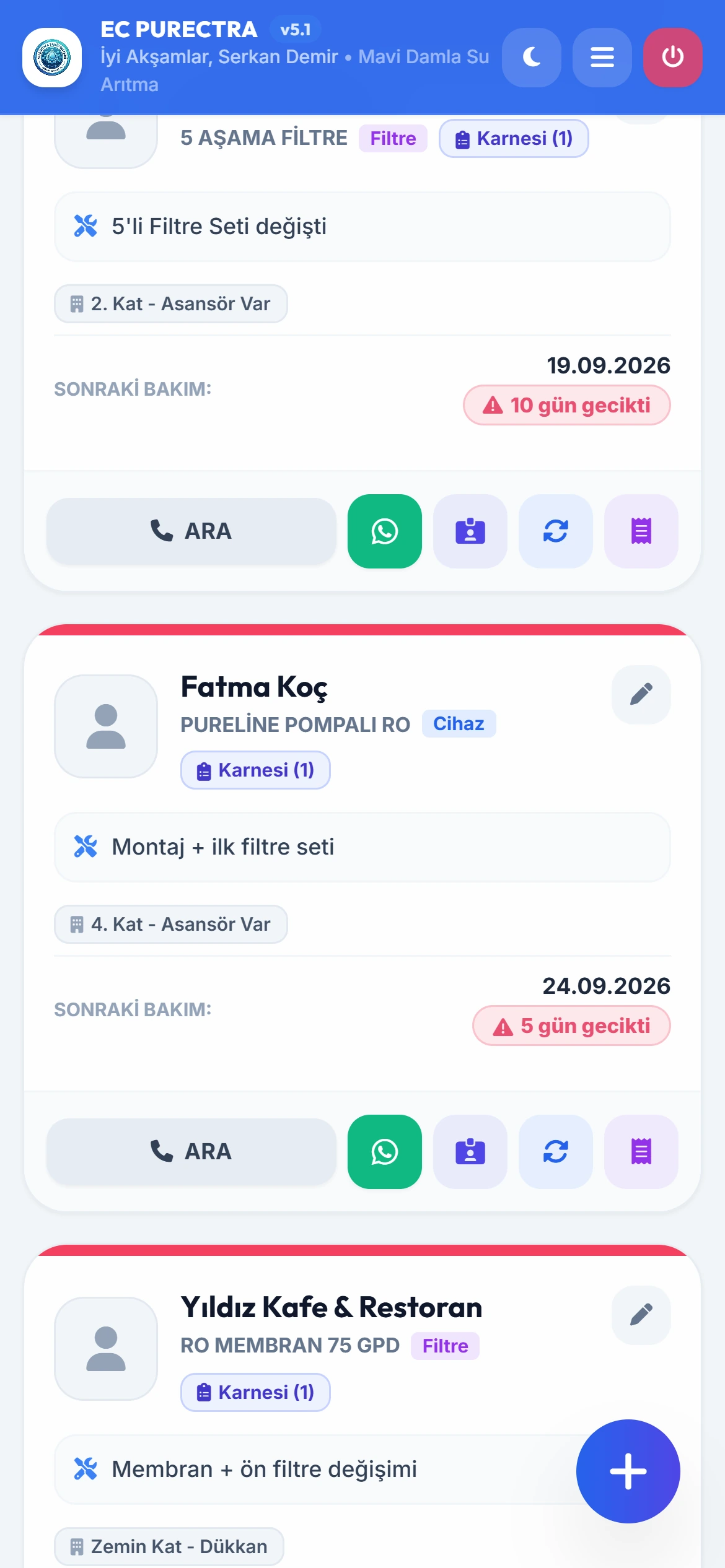 Telefonda müşteri kartları: sonraki bakım tarihi, kırmızı “9 gün gecikti” uyarısı, Ara ve WhatsApp düğmeleri.